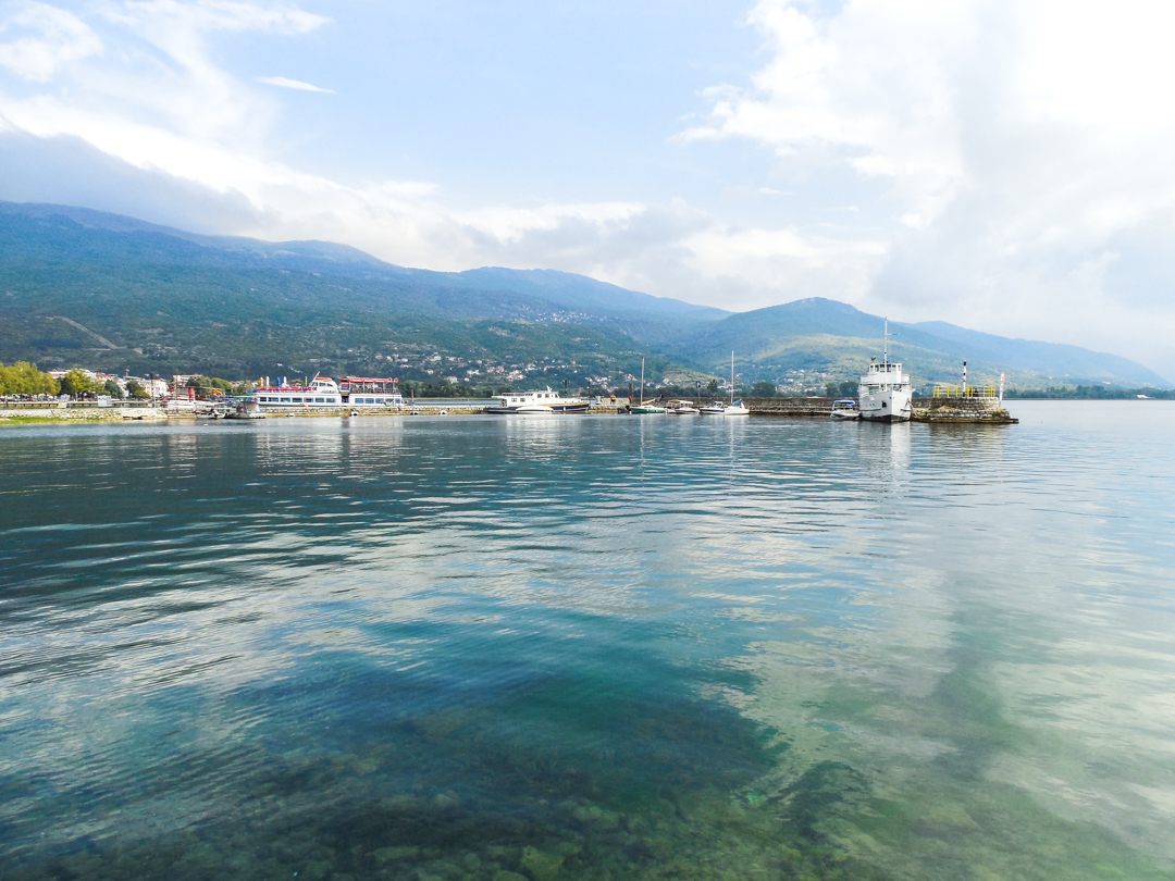You are currently viewing マケドニアの世界遺産、透明度高く輝くオフリド湖と旧市街は美・安・旨がそろった二度行きたい名所