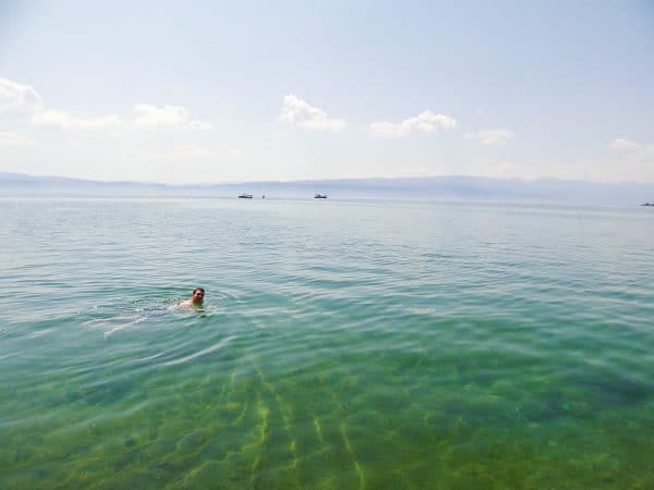 オフリド湖で泳ぐ