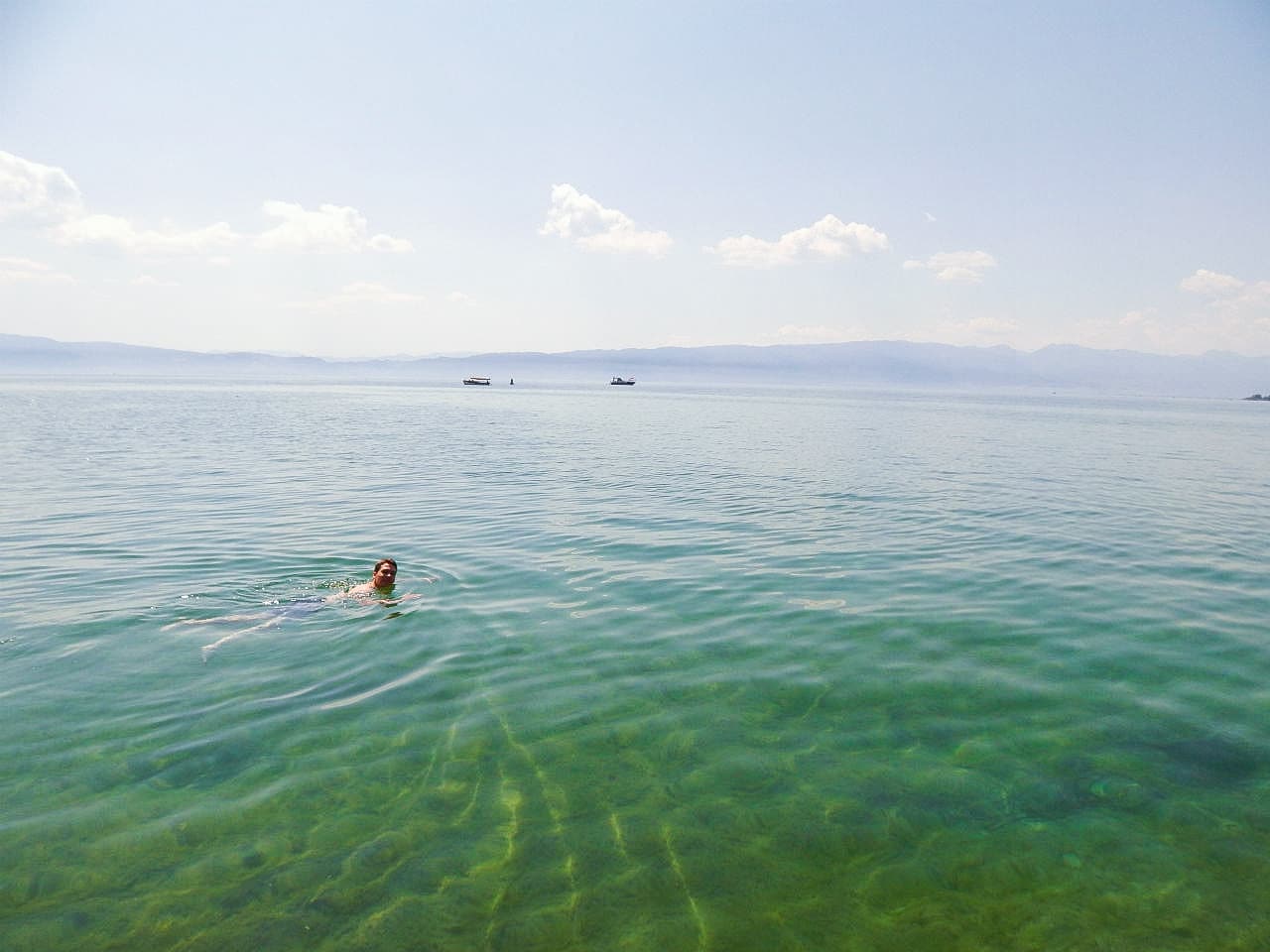 オフリド湖で泳ぐ
